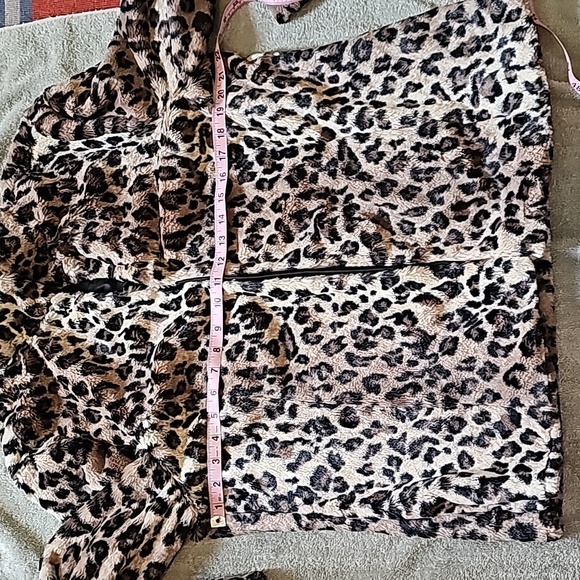 STUNNING JM COLLECTION FAKE LEOPARD PRINT FUR COAT - Picture 10 of 14